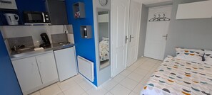 1 bedroom, free WiFi, bed sheets - Studio Calme Tout Confort - Parking - Centre Ville Meximieux (Meximieux)