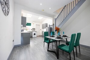 Dining - Stunning Bolton Abode - Cinema Experience - Parking (bolton)