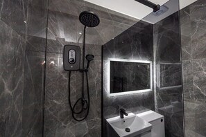Hair dryer, towels - Stunning Bolton Abode - Cinema Experience - Parking (bolton)