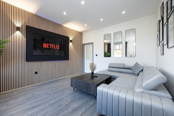 Interior - Stunning Bolton Abode - Cinema Experience - Parking (bolton)