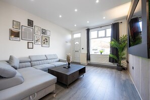 TV - Stunning Bolton Abode - Cinema Experience - Parking (bolton)