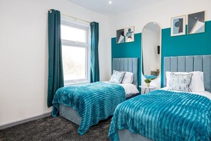 2 bedrooms, iron/ironing board, WiFi, bed sheets - Stunning Bolton Abode - Cinema Experience - Parking (bolton)