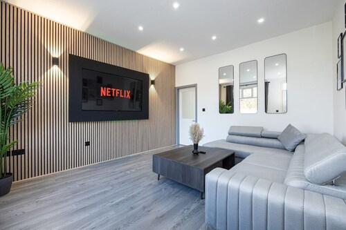 Chic Bolton Retreat : 2BR-Deluxe Cinema Experience