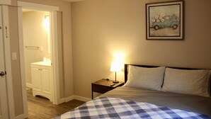 Down comforters, desk, laptop workspace, rollaway beds (free) - Judkins Guesthouse (Close to Downtown) (Seattle)