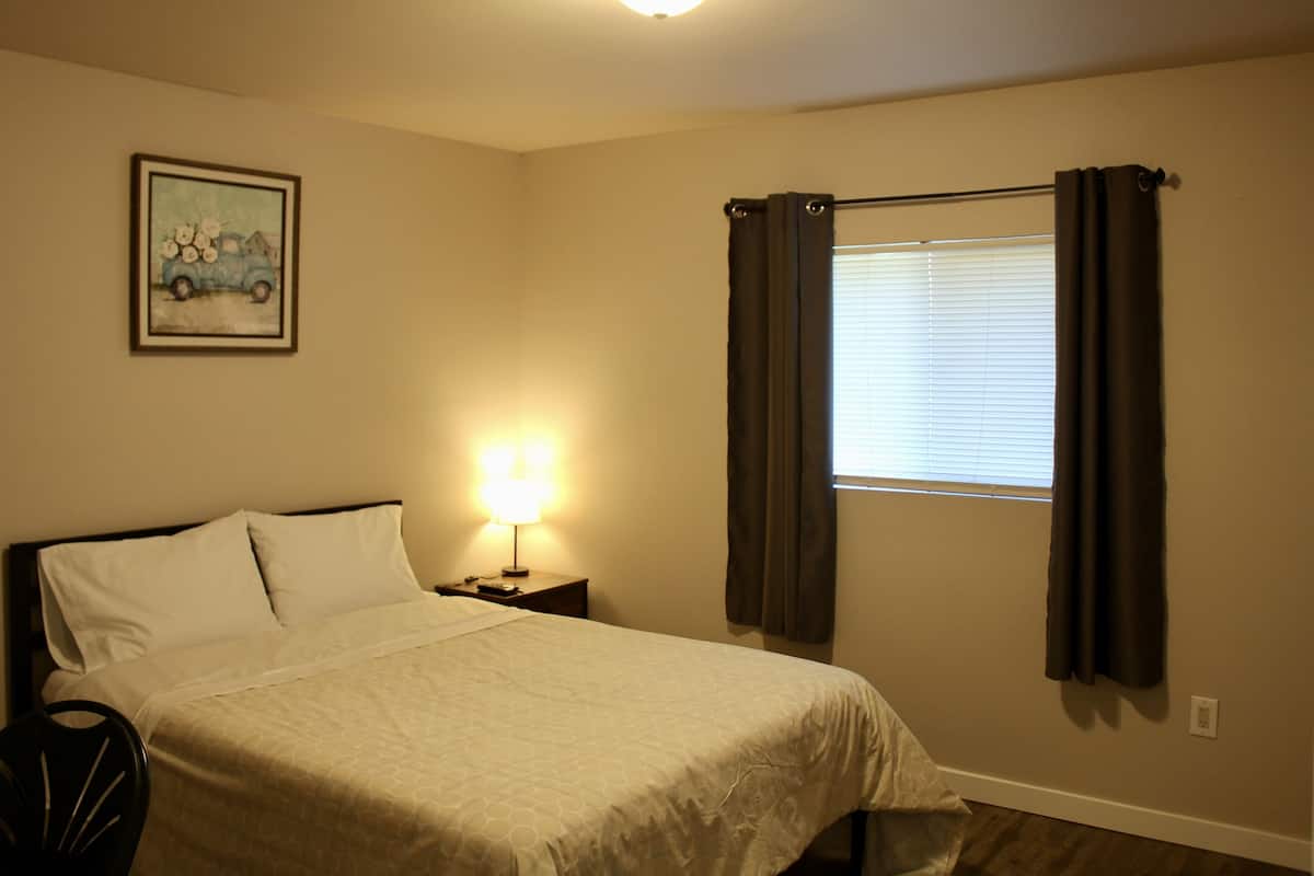 Basic Double Room, 1 Queen Bed, City View | 3 bedrooms, down duvets, individually decorated, individually furnished