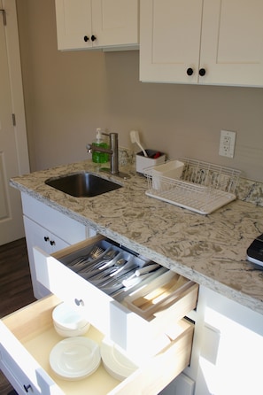 Shared fridge, microwave, eco-friendly cleaning products - Judkins Guesthouse (Close to Downtown) (Seattle)