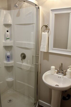 Dusche, kostenlose Toilettenartikel, Haartrockner, Handtücher