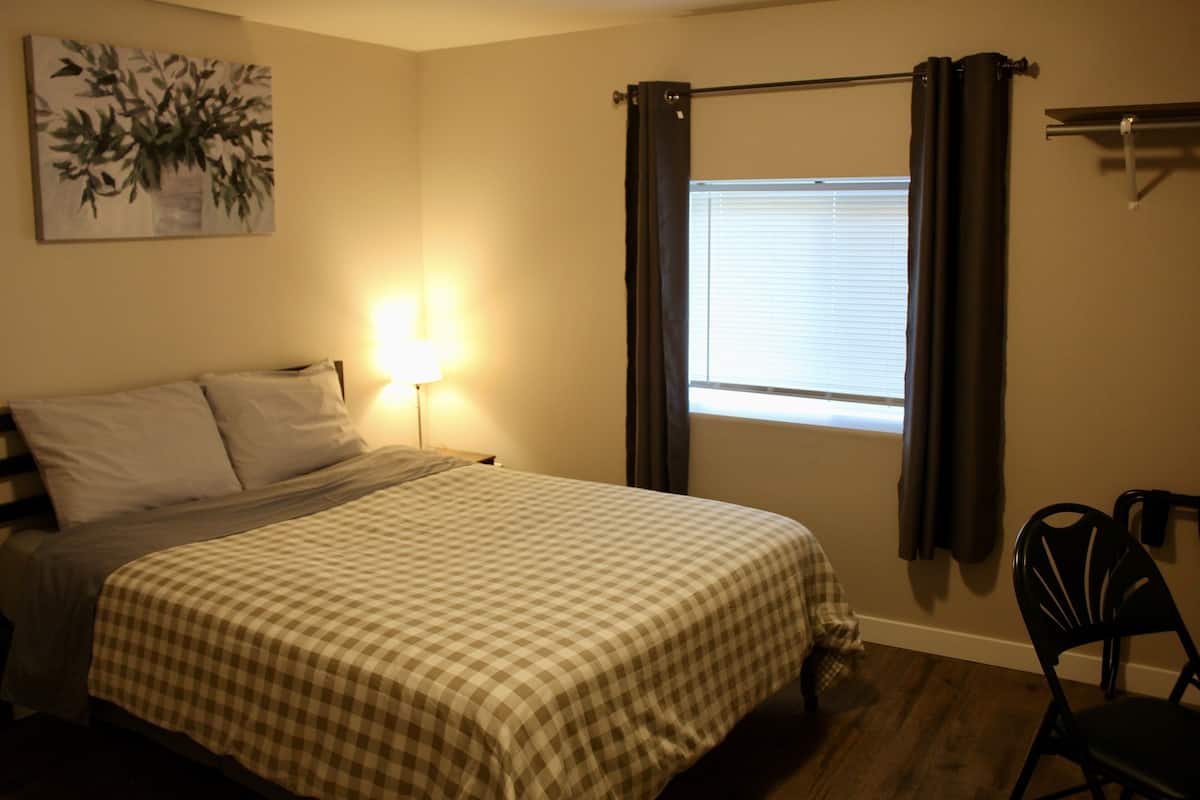 Dobbeltrom – design, 1 queensize-seng | Dundyner, skrivebord og skrivebord for bærbar PC
