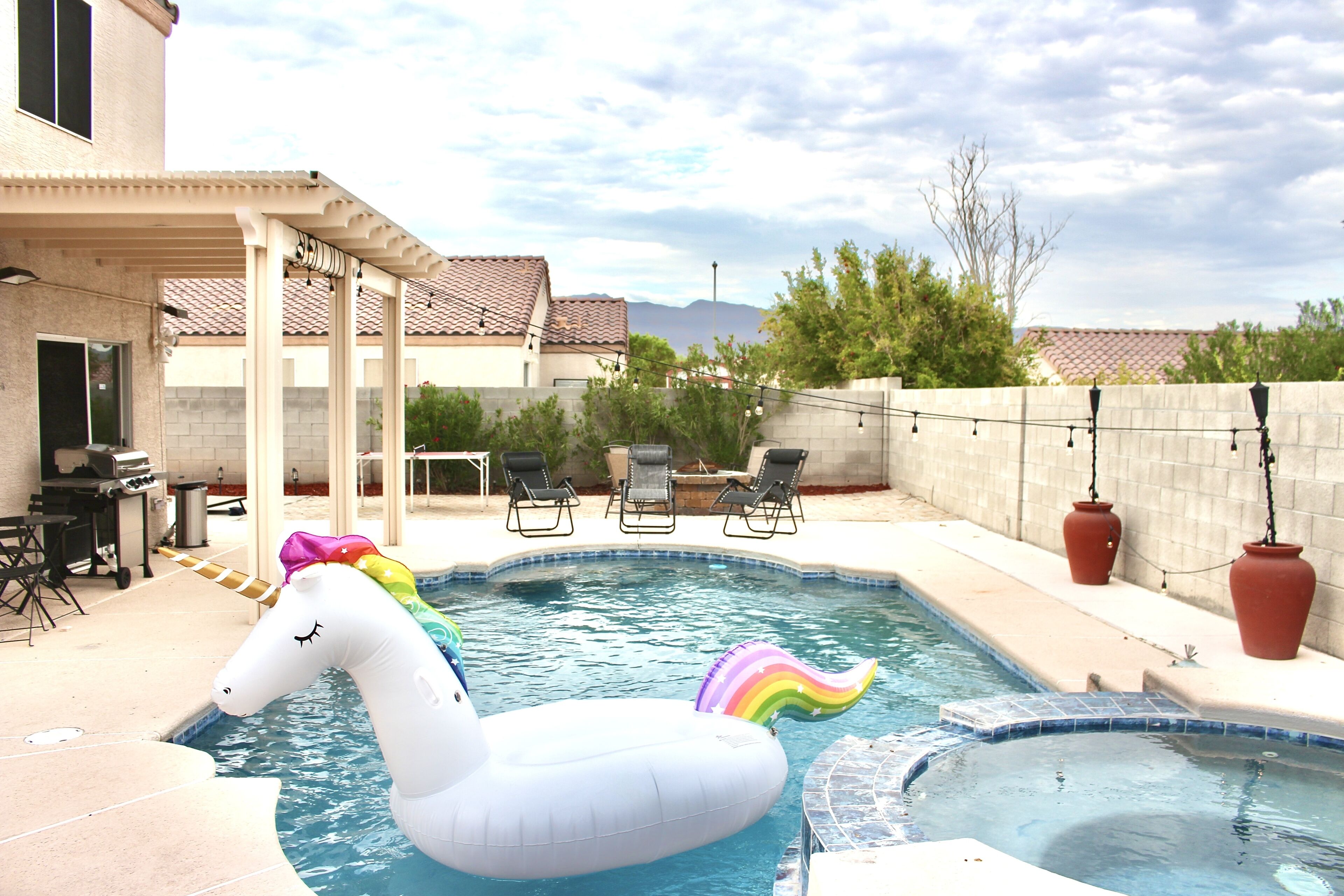 Cheerful 4-bedroom escape with Pool, BBQ & Games!   