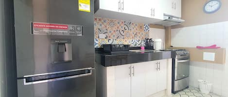 KĂŒhlschrank, Mikrowelle, Ofen, Herdplatte