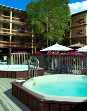Outdoor spa tub - The Wren Studio VAIL WALK toLIFT (Vail)