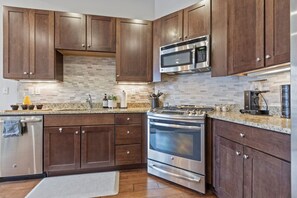 冰箱、微波炉、烤箱、炉灶