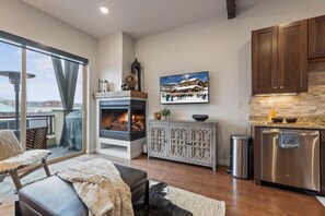 Smart TV, fireplace