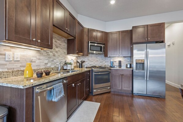 Køleskab, mikrobølgeovn, ovn, kogeplade