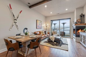 Een smart-tv en een open haard