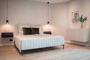 2 bedrooms, desk, iron/ironing board, WiFi