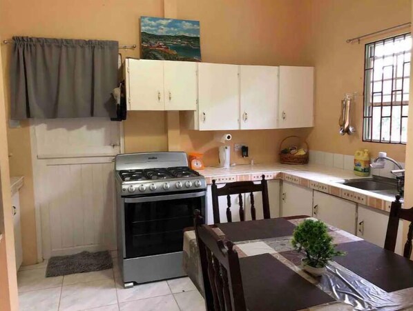 Micro-ondes, four, plaque de cuisson