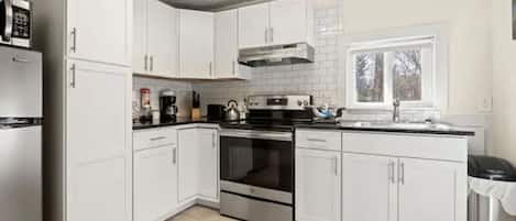 Fridge, oven, stovetop, coffee/tea maker
