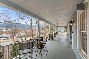 Outdoor dining - Suite 1, Quick Stroll to Downtown (Black Mountain)