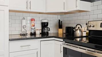 Kühlschrank, Ofen, Herdplatte, Wasserkocher mit Kaffee-/Teezubehör