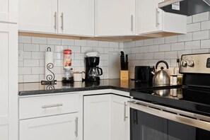 Réfrigérateur, four, plaque de cuisson, cafetière/bouilloire