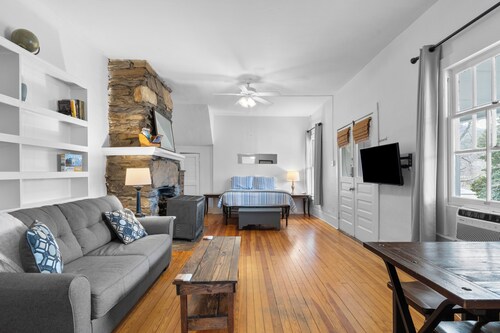 Suite 1, Quick Stroll to Downtown