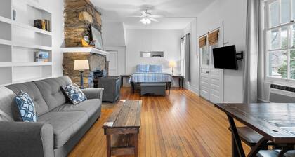 Suite 1, Quick Stroll to Downtown