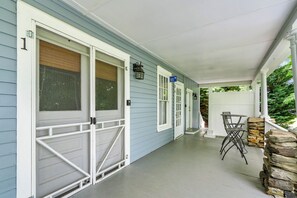 Outdoor dining - Suite 1, Quick Stroll to Downtown (Black Mountain)