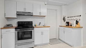 Fridge, oven, stovetop, coffee/tea maker