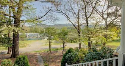 Suite 2, Quick Stroll to Downtown Black Mountain