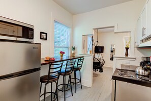 Kjøleskap, ovn, kokeplater og kaffetrakter/tekoker