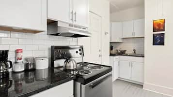 Fridge, oven, stovetop, coffee/tea maker