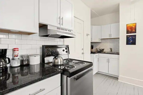 Fridge, oven, stovetop, coffee/tea maker