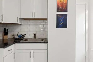 Réfrigérateur, four, plaque de cuisson, cafetière/bouilloire