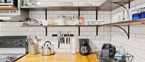 Refrigerador, horno, placa de cocina, cafetera/tetera