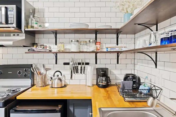 Fridge, oven, stovetop, coffee/tea maker