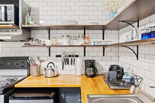 Suite 5, Quick Stroll to Downtown