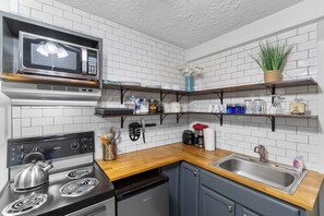 Fridge, oven, stovetop, coffee/tea maker