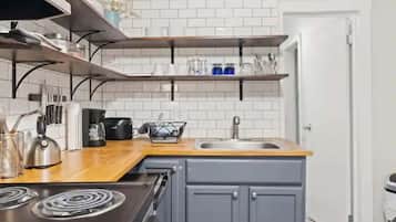 Fridge, oven, stovetop, coffee/tea maker