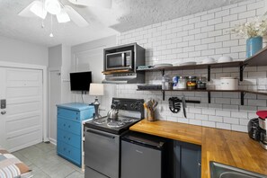 Kjøleskap, ovn, kokeplater og kaffetrakter/tekoker