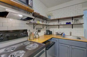 Fridge, oven, stovetop, coffee/tea maker