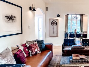 Smart TV, chimenea, libros, estéreo