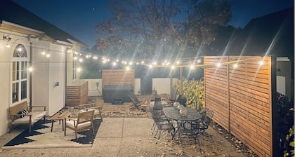 5BR Lux Family Getaway: Ski, Hot tub, Pool & Poker