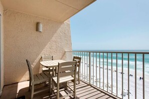 Outdoor dining - Beach House unit 501B (Miramar Beach)