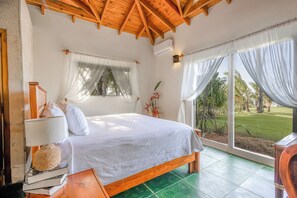 7 bedrooms, WiFi, bed sheets - Casa del Rio: beachfront villa for 22 guests in Las Terrenas (Las Terrenas)