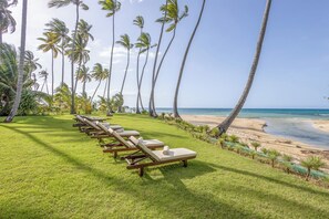 Am Strand, Liegestühle, Strandtücher