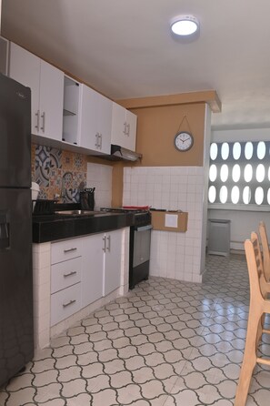 Frigorífic, microones, placa de cuina i cafetera i tetera 