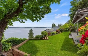 Property grounds - Cheerful ocean front 3 bedroom cabin (Olympia)
