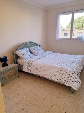 2 chambres, fer et planche à repasser, draps fournis