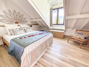 2 slaapkamers, een bureau, een strijkplank/strijkijzer, reisbedje